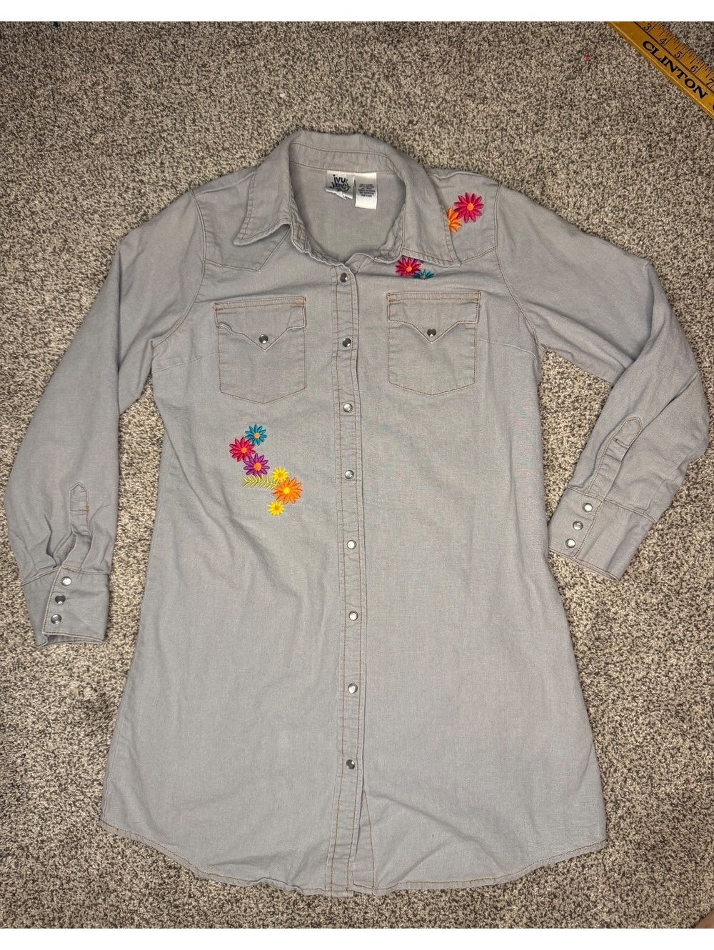 Ivy Jane gray embroidered pearl snap button front shirt